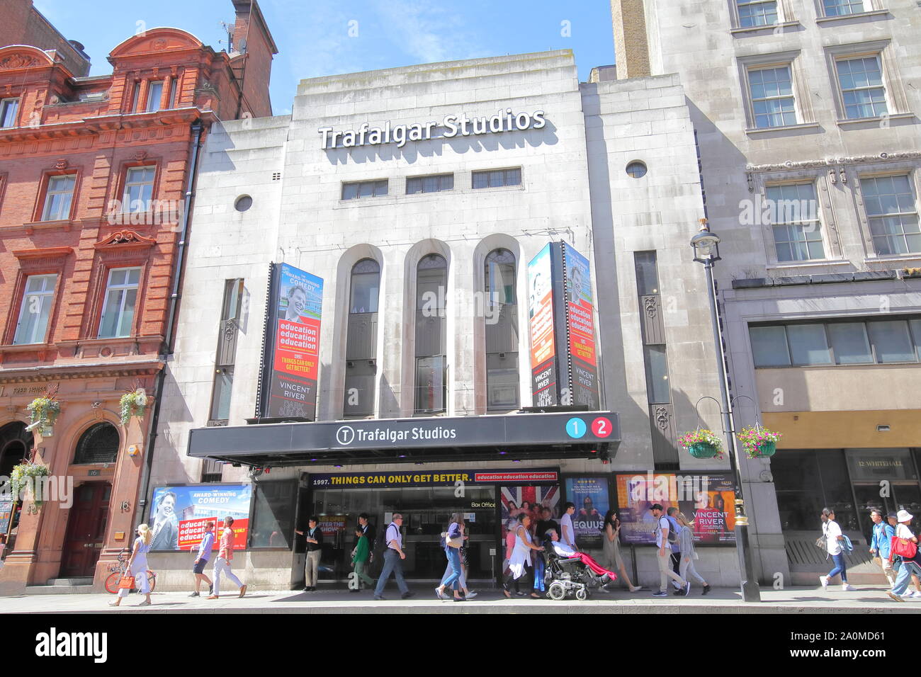 Les gens visiter Trafalgar Studios theatre London UK Banque D'Images