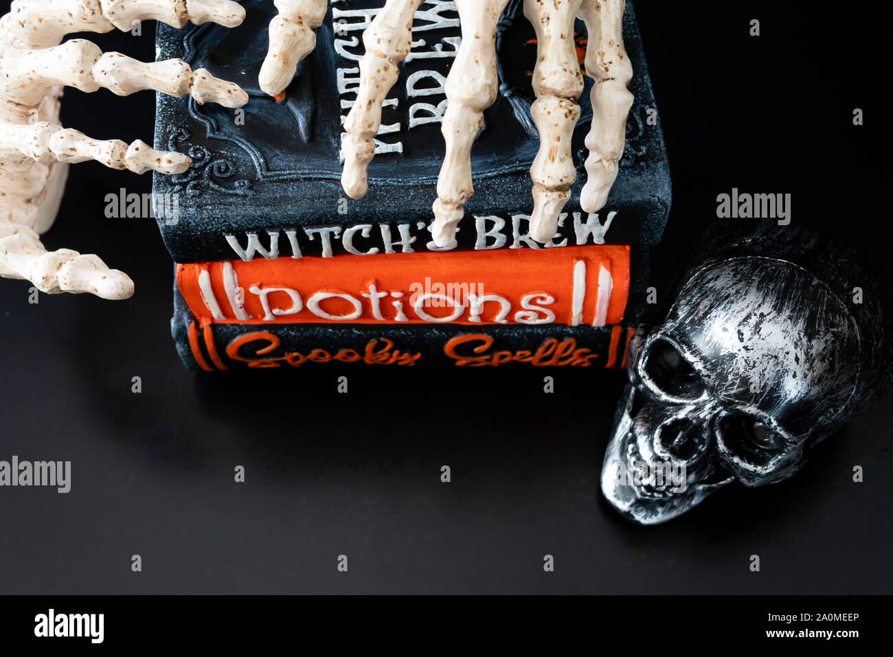 Squelette Halloween hands holding livres magiques pour l'Halloween Banque D'Images