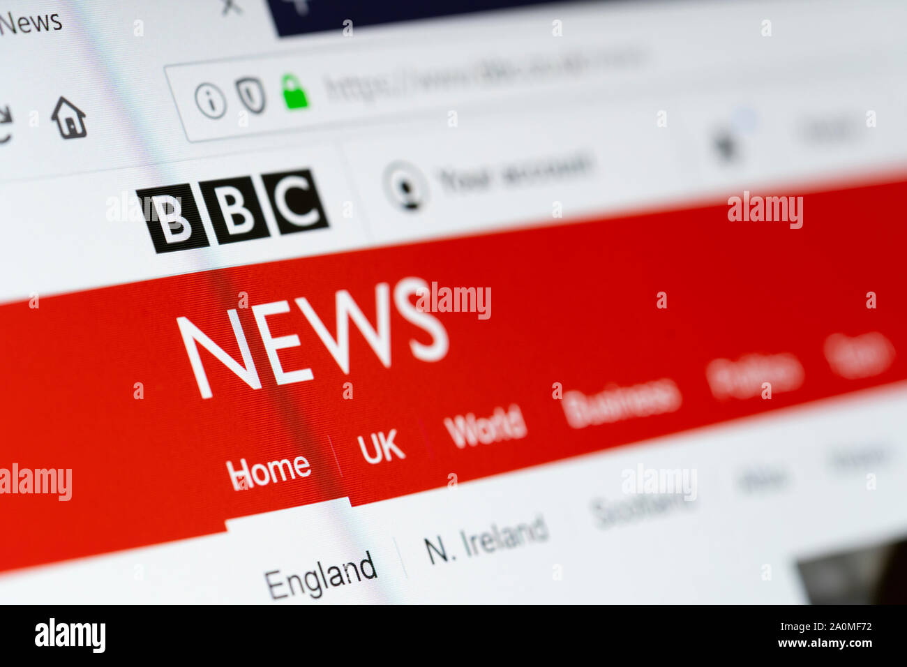 Gros plan d'un écran d'ordinateur montrant le site Web et le logo de BBC News. Concept : fausses nouvelles, médias de confiance, médias réveillés, source de nouvelles de confiance Banque D'Images