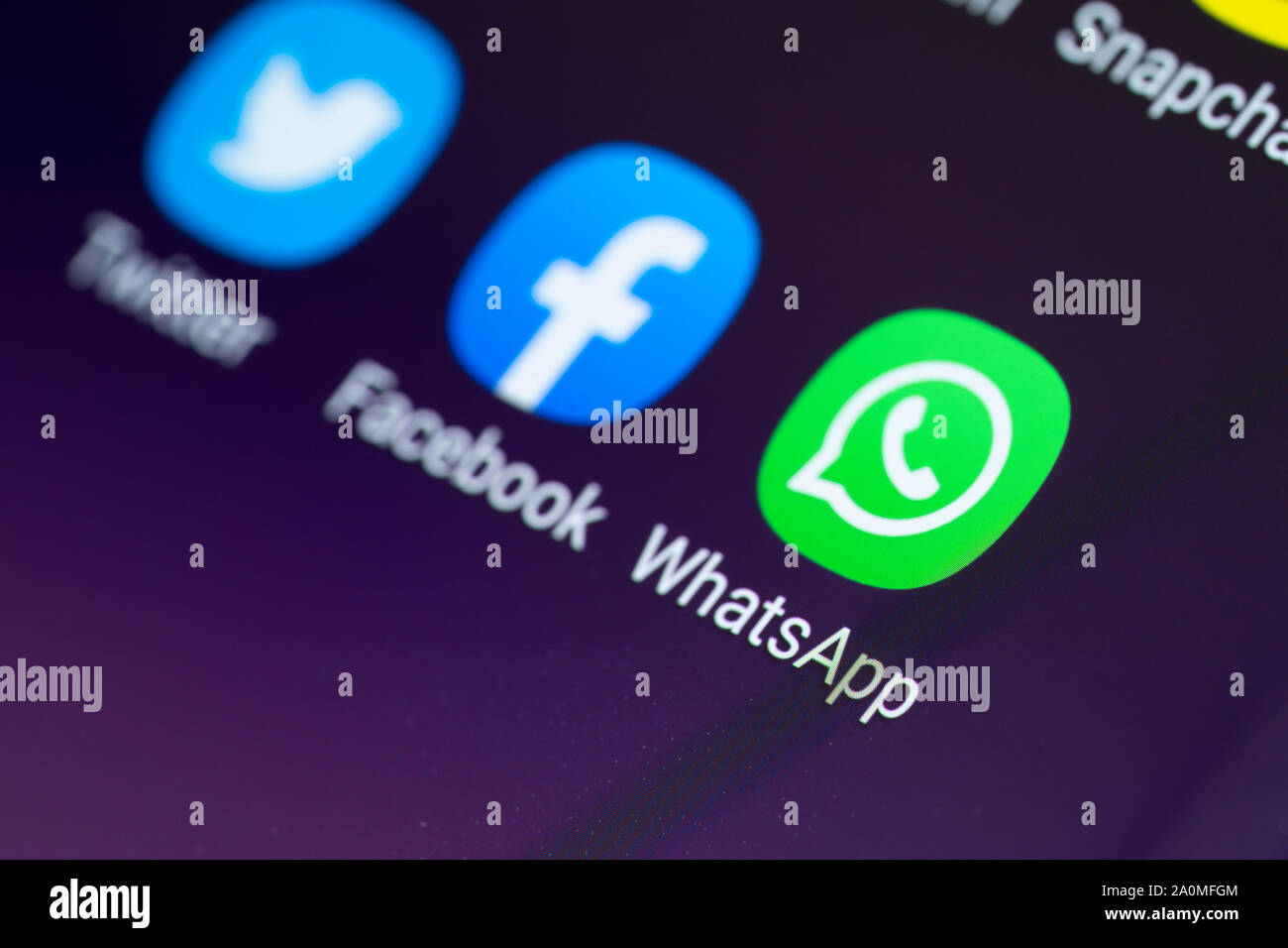 Applications de réseaux sociaux sur l'écran d'un smartphone : l'icône et le logo WhatsApp, ainsi que l'application Facebook et l'application Twitter Banque D'Images