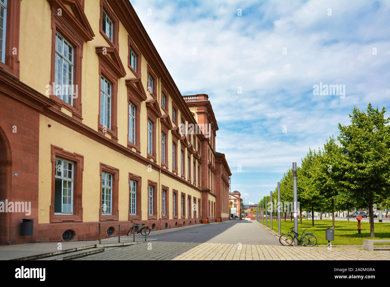 Mannheim, Allemagne - Juillet 2019 : Vue de côté façade de l'ancien édifice baroque historique de la recherche publique Université de Mannheim Banque D'Images