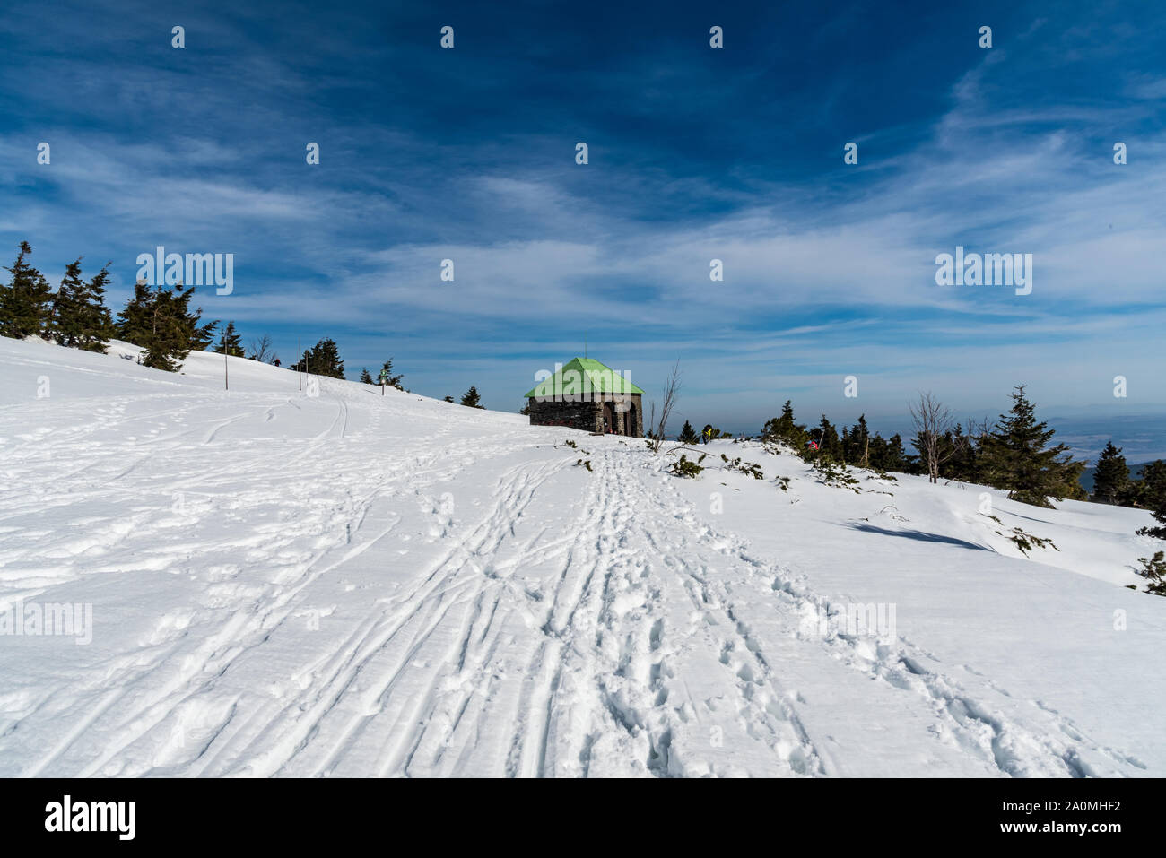 Cabane en pierre sur Jeleni studanka dans Jeseniky mountains en République tchèque lors de belle journée d'hiver avec ciel bleu Banque D'Images