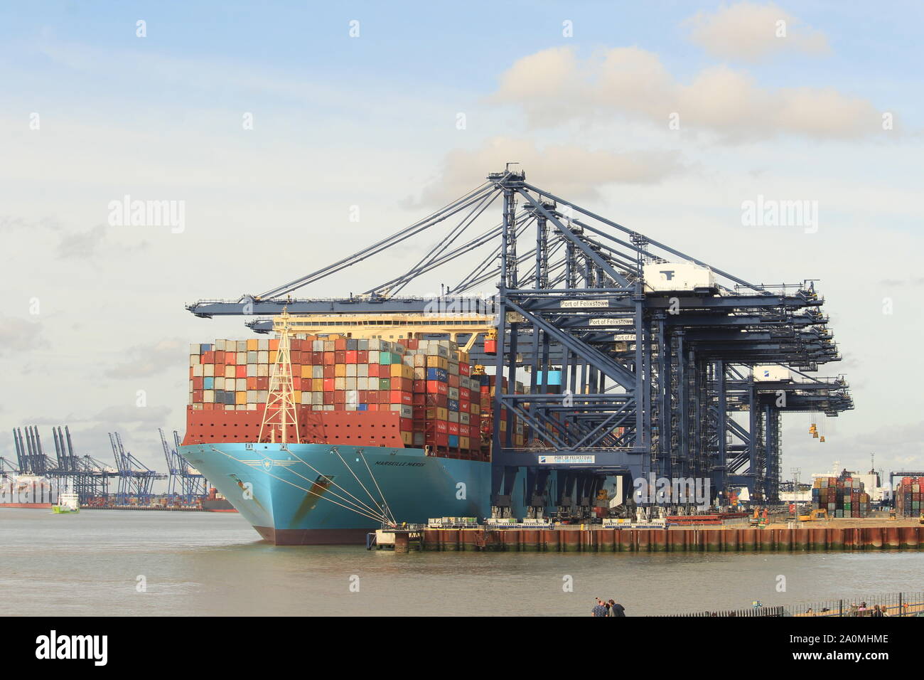 Les contenants d'expédition et de fret chargé sur un navire au port britannique de Felixstowe, Suffolk. . Banque D'Images