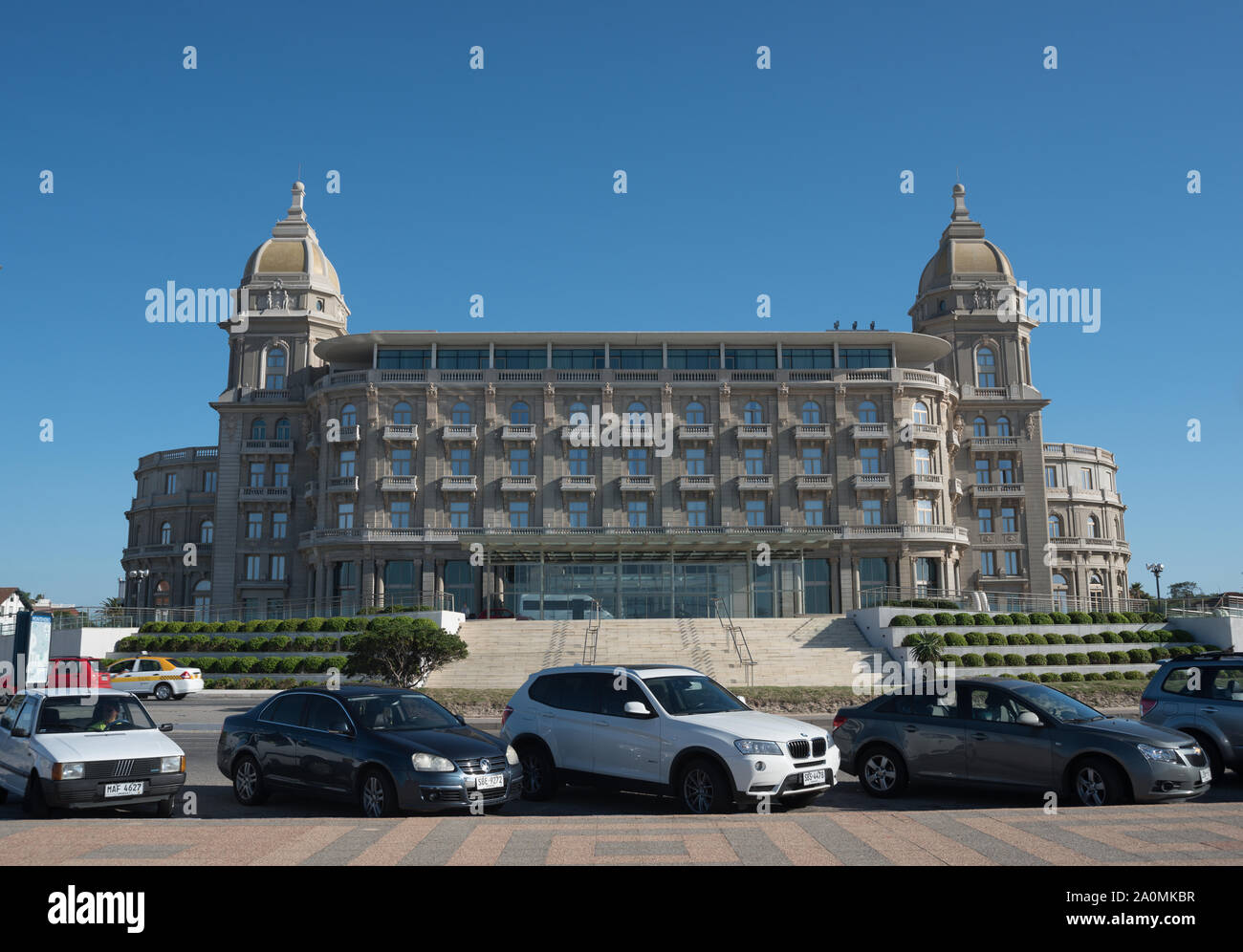 Montevideo, Uruguay - 4 mars 2016 : Vue de l'hôtel casino Carrasco par la plage à l'Est de la ville. Banque D'Images