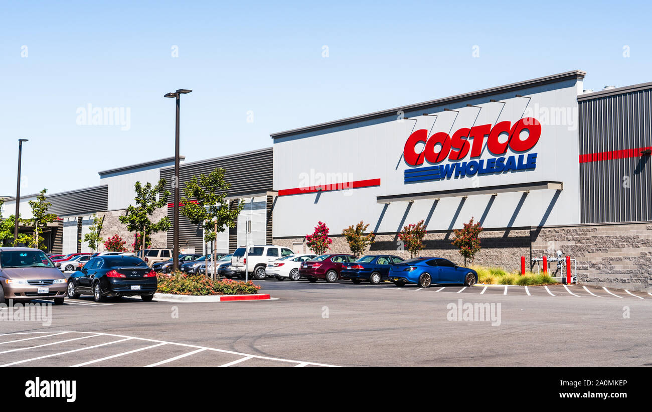 Sep 19, 2019 San Jose / CA / USA - Costco Wholesale store South San Francisco Bay area ; Costco est une société multinationale américaine qui opera Banque D'Images