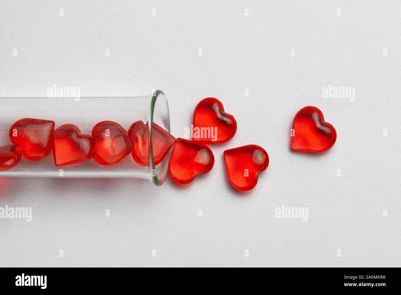 Coeurs Et Tube A Essai Tube En Verre De Bebe In Vitro L Insemination Artificielle Fiv Fond Gris Photo Stock Alamy