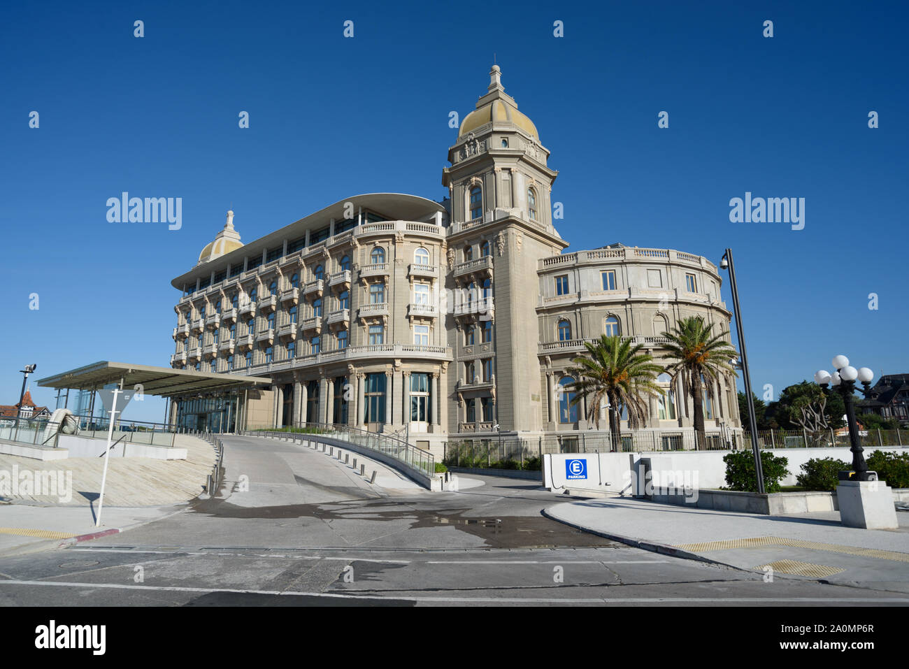 Montevideo, Uruguay - 4 mars 2016 : Vue de l'hôtel casino Carrasco par la plage à l'Est de la ville. Banque D'Images