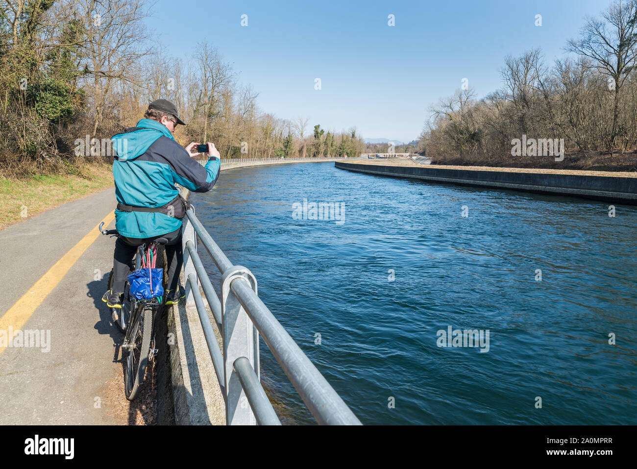 L'homme sur le vélo est de prendre une photo. Concept de vie actif et de voyage Banque D'Images