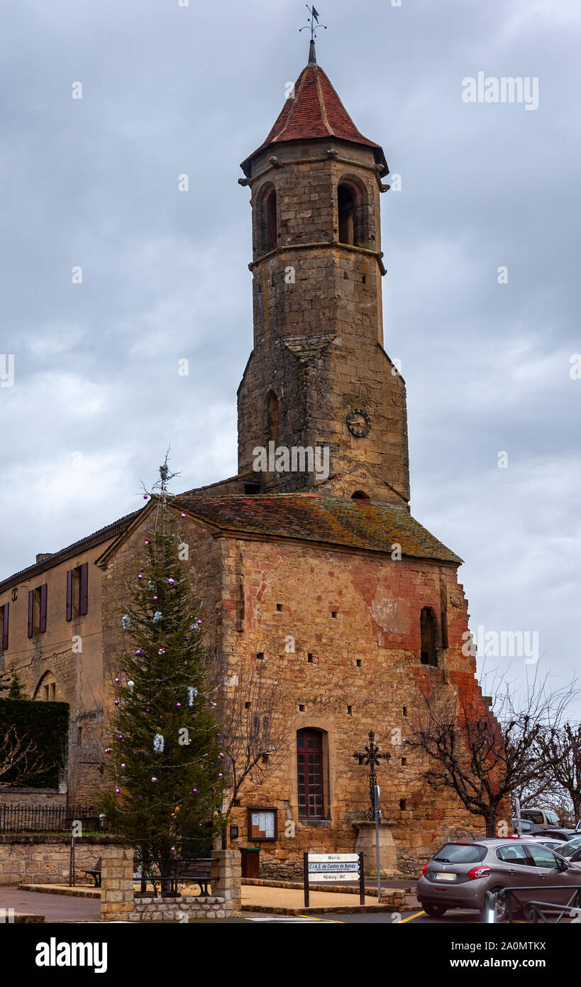 Belvès, dans la région en Dordogne-Périgord Aquitaine, France. Village médiéval aux maisons typiques perché sur la colline, entre les pâturages et count vert Banque D'Images