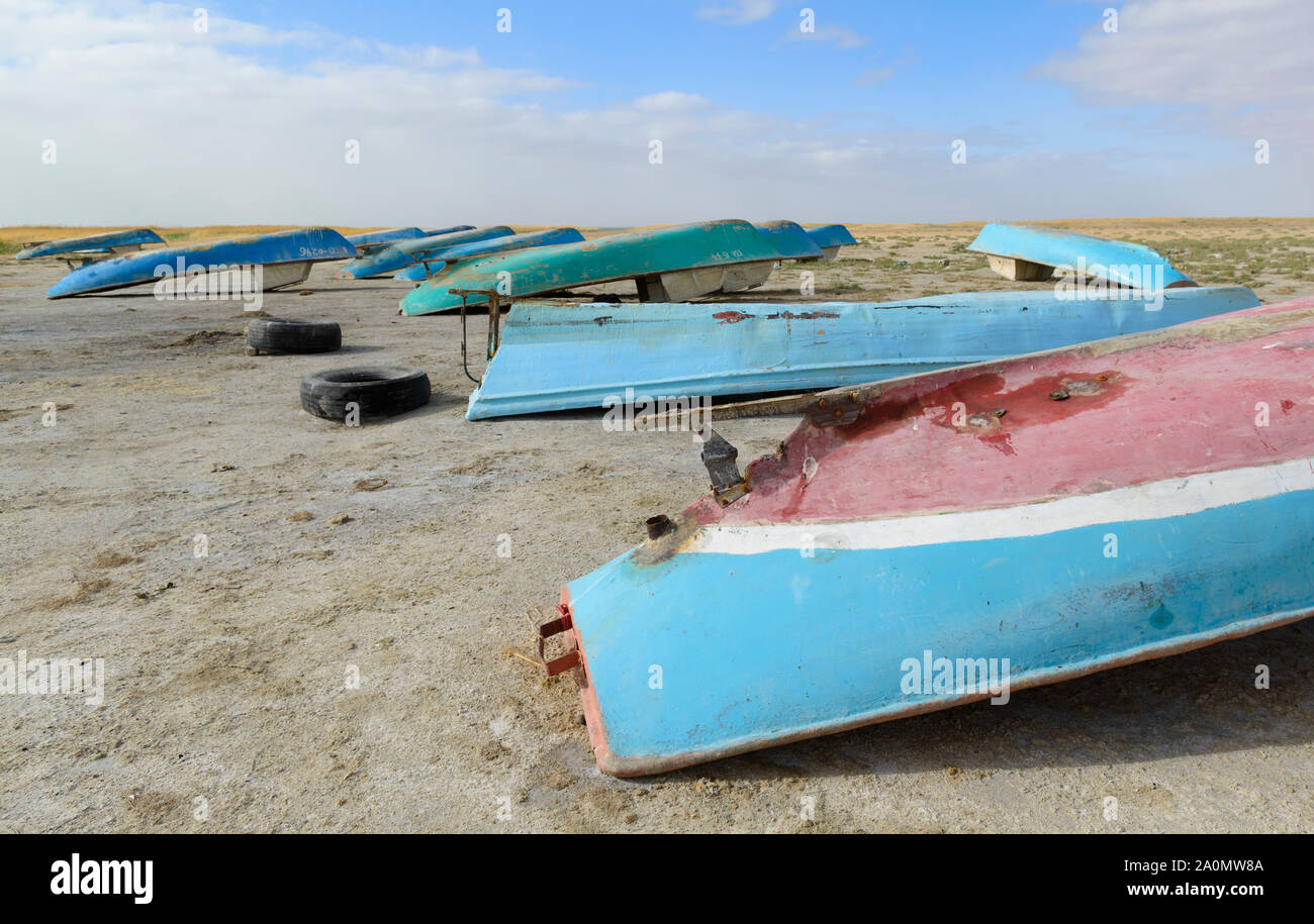 Les petits bateaux portant sur la rive s de la presque disparu d'Aral Aralsk, près de Kazakhstan. Banque D'Images