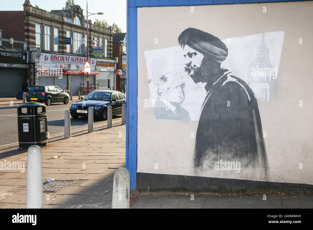 Tanmanjeet Singh Dhesi apparaît dans une peinture murale graffiti Street, Soho Handsworth Road, Birmingham, UK. La murale représentant l'altercation Tan Dhesi avait avec PM Boris Johnson Sept 2019 à la Chambre des communes Banque D'Images