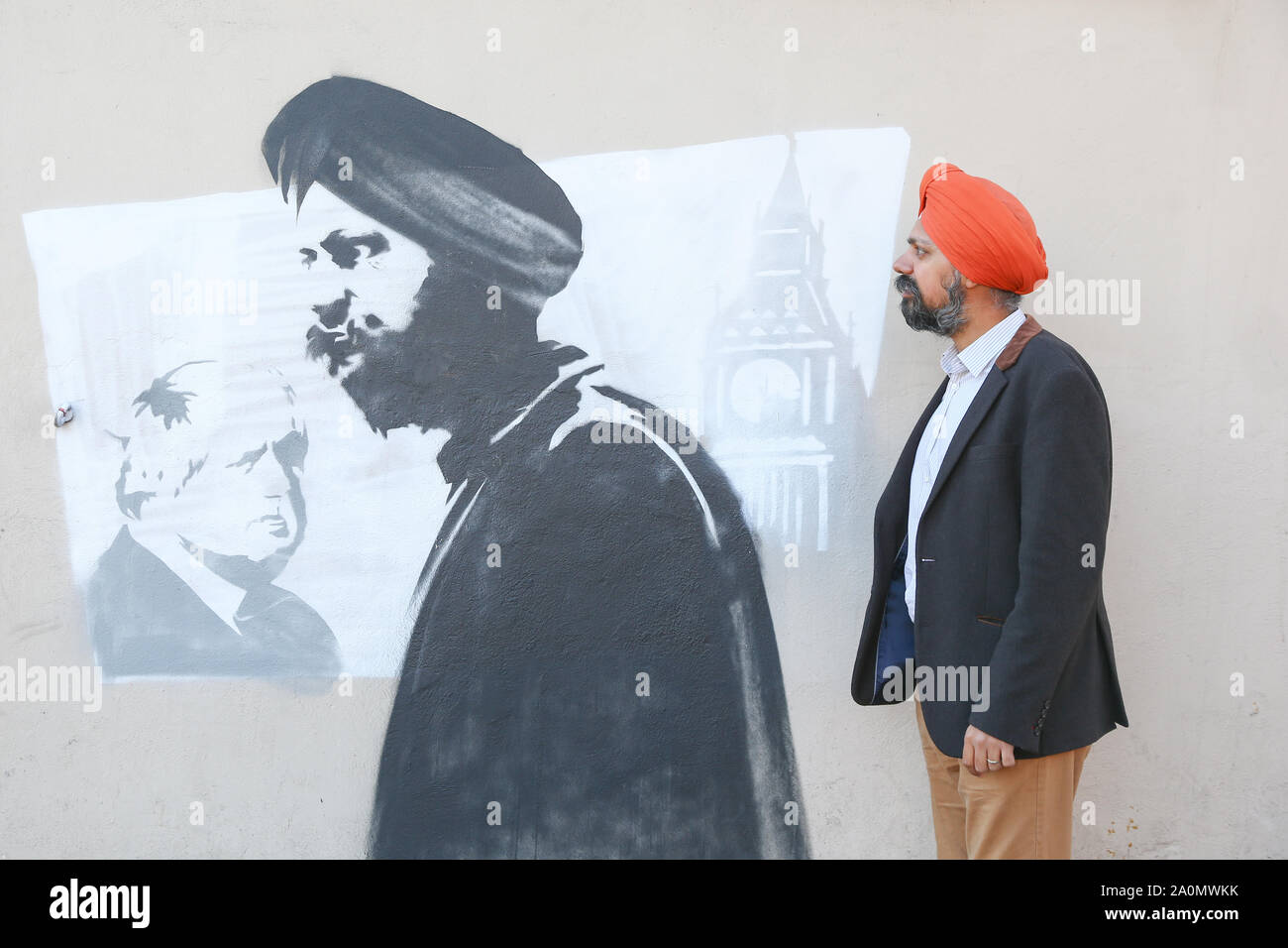 Tanmanjeet Singh Dhesi apparaît dans une peinture murale graffiti Street, Soho Handsworth Road, Birmingham, UK. La murale représentant l'altercation Tan Dhesi avait avec PM Boris Johnson Sept 2019 à la Chambre des communes Banque D'Images