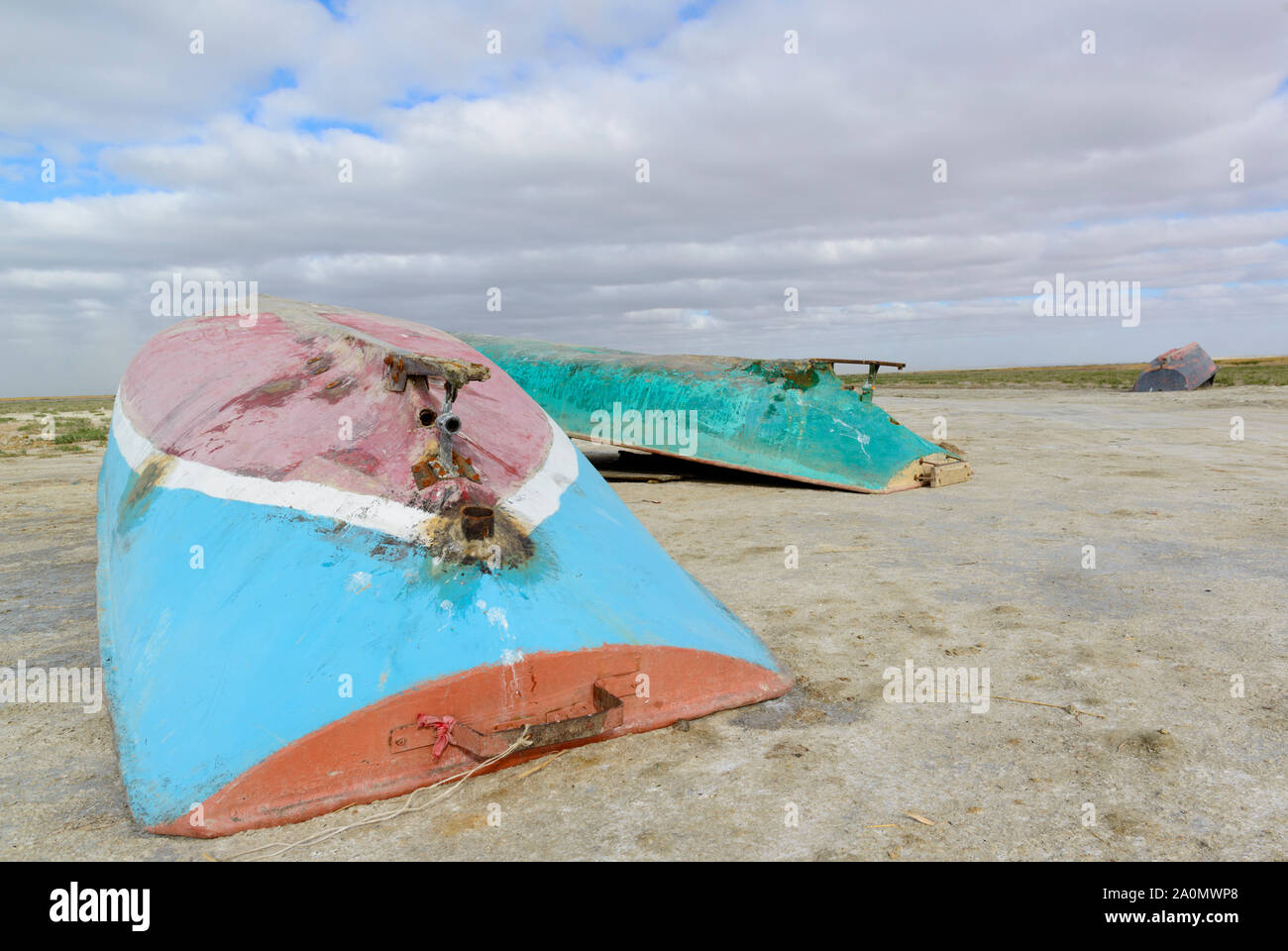 Les petits bateaux portant sur la rive s de la presque disparu d'Aral Aralsk, près de Kazakhstan. Banque D'Images
