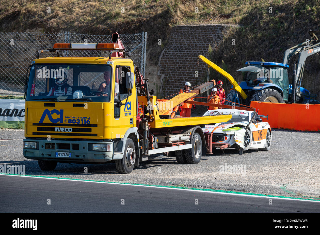 Vallelunga, en Italie le 14 septembre 2019. Dépanneuse sur racing motor sport circuit avec voiture accident nettoyage de la piste d'asphalte Banque D'Images