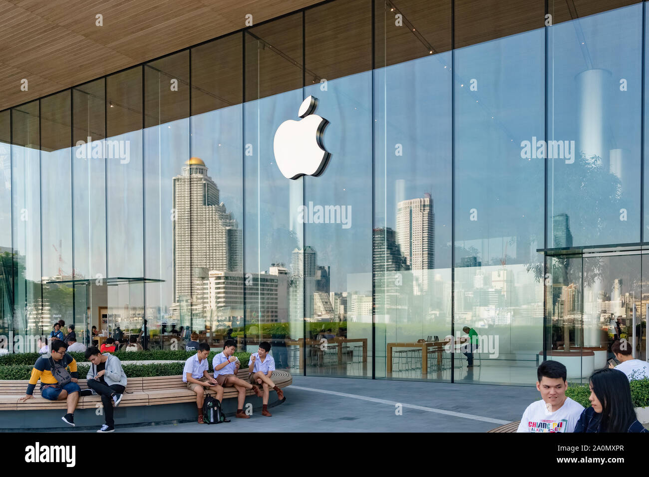 Le logo d'Apple Inc. sur un Apple Store dans Iconsiam shopping mall à Bangkok, Thaïlande Banque D'Images