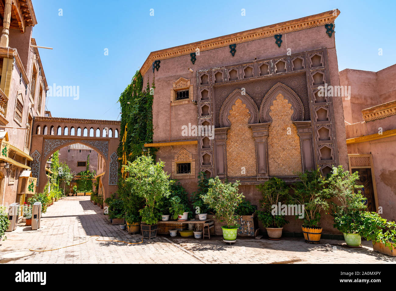 Kashgar rénové Vieille Ville Uyghur Architecture d'Asie centrale édifices le long de la rue sur un ciel bleu ensoleillé Jour Banque D'Images