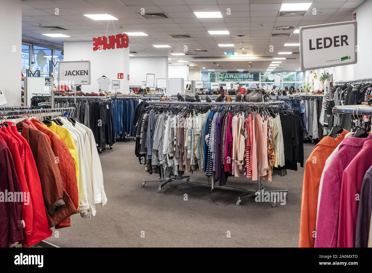 Les vêtements d'occasion vêtements en boutique à Berlin. Banque D'Images