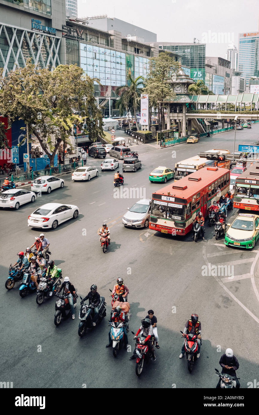 Trafic sur Rama I Road Pathumwan à junction à Bangkok, Thaïlande Banque D'Images