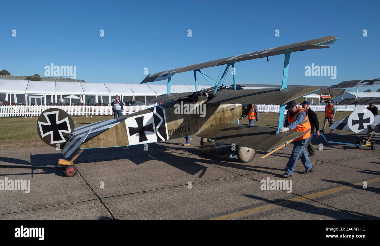 Cambridge, Cambridgeshire, Royaume-Uni. Sep 21, 2019. Week-end à thème de voler à Duxford IWM historique avec WW1 & WW2) et un vol de Spitfire massés commémorant le 50e anniversaire du film "Bataille d'Angleterre'. Image : WW1 Fokker triplan de roues en préparation pour l'affichage de l'air. Credit : Malcolm Park/Alamy Live News Banque D'Images