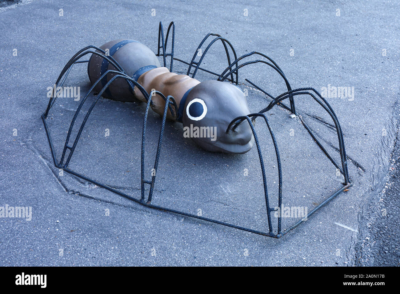 En forme de fourmi créative porte-vélo à Helsinki, Finlande Banque D'Images