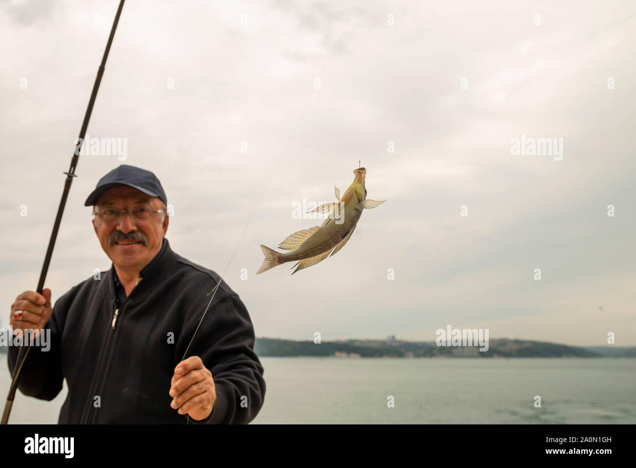 L'homme est la pêche avec la canne à pêche Banque D'Images