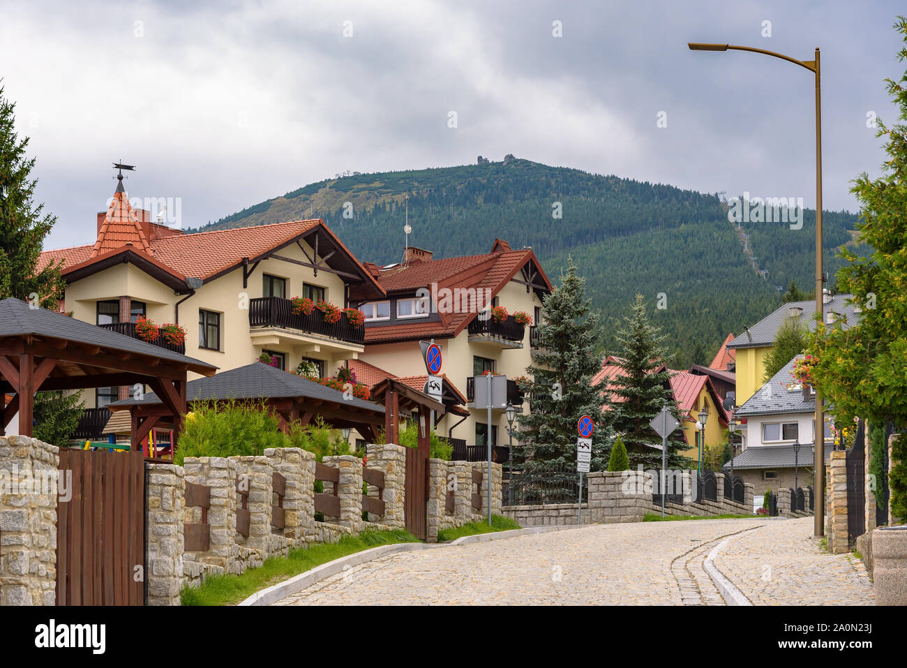 Rue pittoresque dans la ville de Szklarska Poreba, Monts des Géants, Pologne Banque D'Images