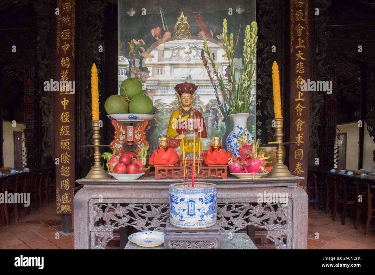 Juillet 18, 2019 MA-Tho, Vietnam : courts de l'encens sur l'autel d'un temple bouddhiste au Vietnam. Vihn pagode Trang au Vietnam. Les fruits sont offerts à l' Banque D'Images