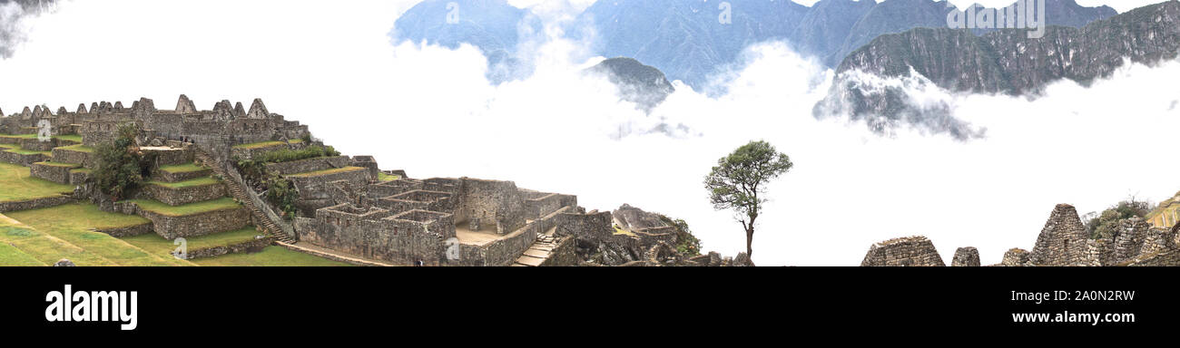 Le Machu Picchu est une citadelle Inca situé en altitude, dans la cordillère des Andes, au Pérou, au-dessus de la vallée de la rivière Urubamba. Construit au 15ème siècle et abandonné plus tard, c'est renommé pour ses murs de pierres sèches que le fusible de blocs énormes sans l'utilisation de mortier, bâtiments fascinants qui jouent sur des alignements astronomiques et vue panoramique. Son ancien usage exact reste un mystère. Il est 7 970 pieds (2 430 mètres) au-dessus du niveau de la mer sur le versant oriental des Andes Banque D'Images