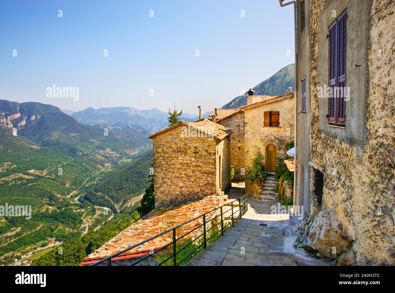 Alpes montagne village de Thiéry, Alpes Maritimes, Provence, Sud de la France Banque D'Images
