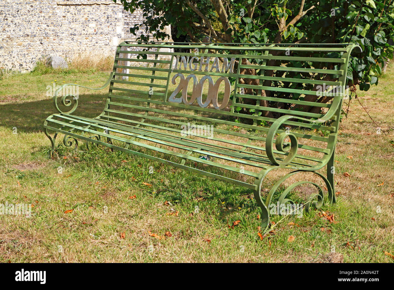 Une banquette pour célébrer l'année 2000 Annonce dans le cimetière à Ingham, Norfolk, Angleterre, Royaume-Uni, Europe. Banque D'Images