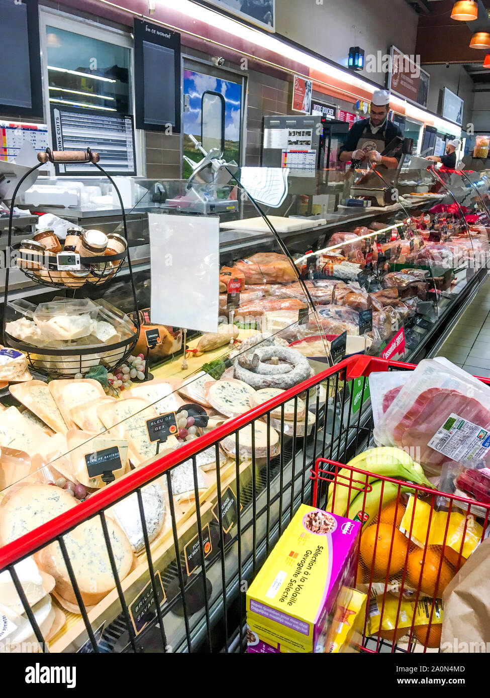 Fromages et viandes de porc affiché dans un plateau réfrigéré, supermarché, Lyon, France Photo