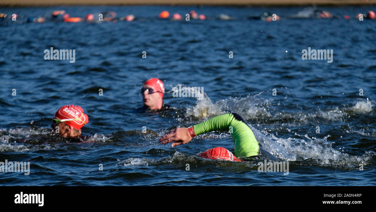 La serpentine, Hyde Park, London, UK. 21 Septembre 2019 Les gens nager dans la Serpentine Lake pour le UK Cancer nager une serpentine jours festival de natation en eau libre. Crédit : Matthieu Chattle/Alamy Live News Banque D'Images