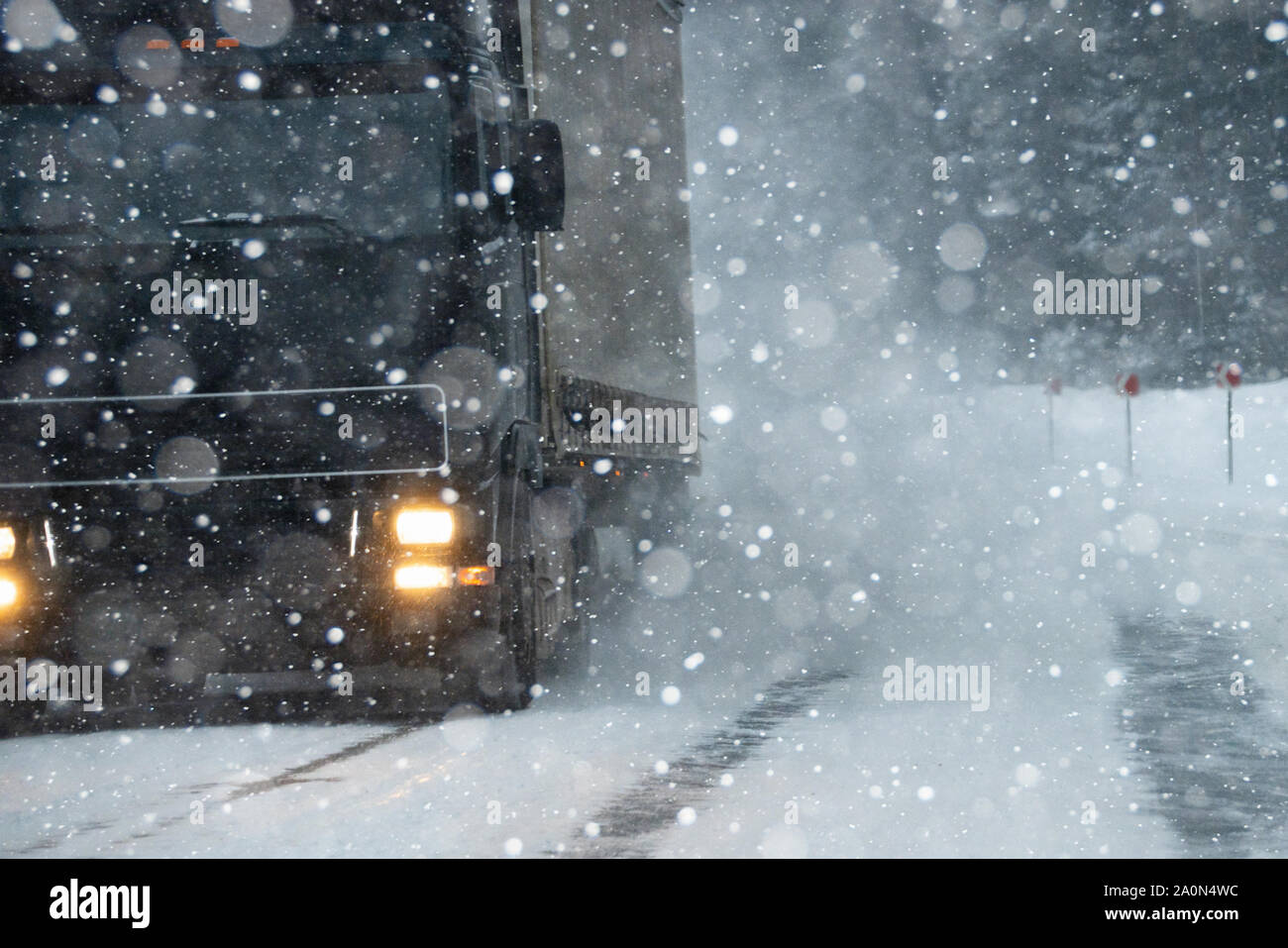 La voiture roule sur une route d'hiver dans un blizzard Banque D'Images