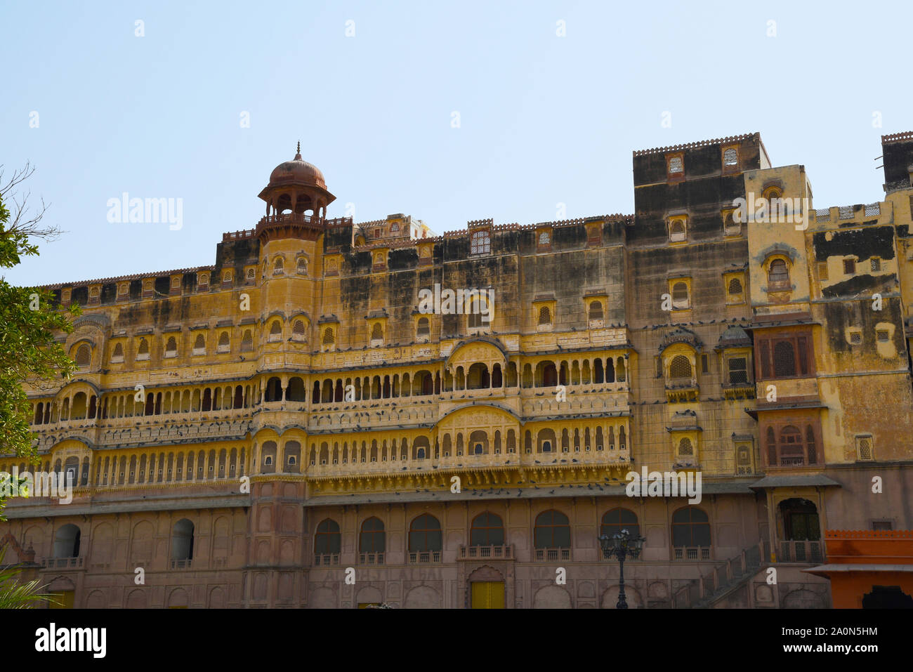 Fort Junagadh, façade orientée à l'ouest ayant des places pour rois et reines pour regarder les gens sur le terrain à Bikaner, Rajasthan, India Banque D'Images