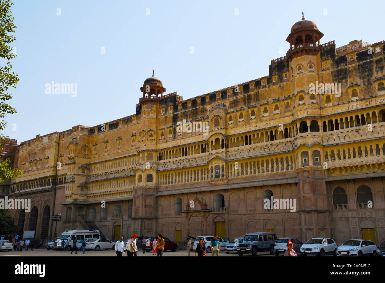 BIKANER, Rajasthan, Inde, novembre 2018, à Junagadh Fort façade, face à l'Ouest avoir des lieux pour les rois et reines de voir des gens sur le groun Banque D'Images