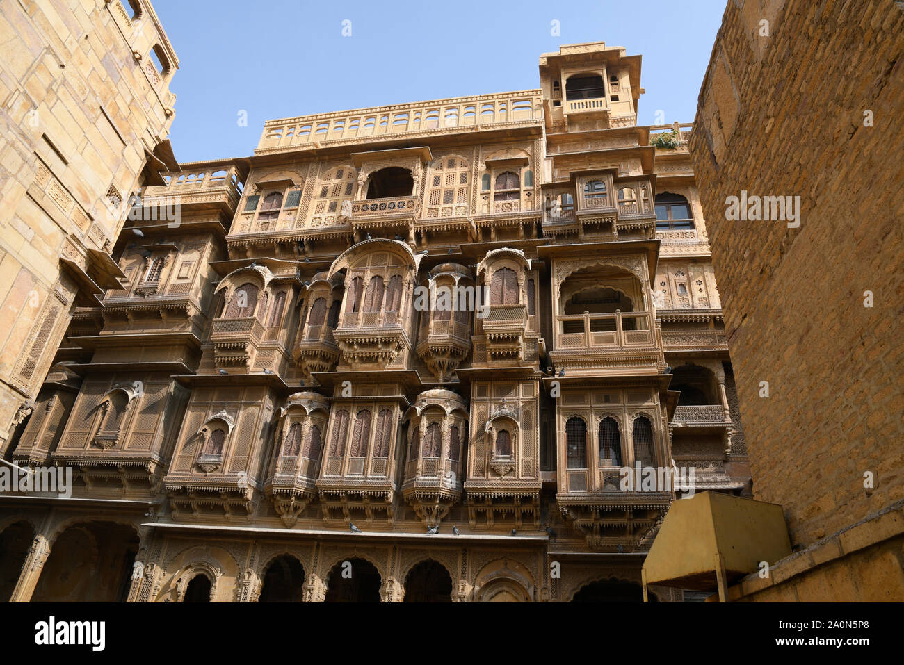 Kothari's Patwon Ki Haveli, façade côté route à Jaisalmer dans le Rajasthan, Inde Banque D'Images