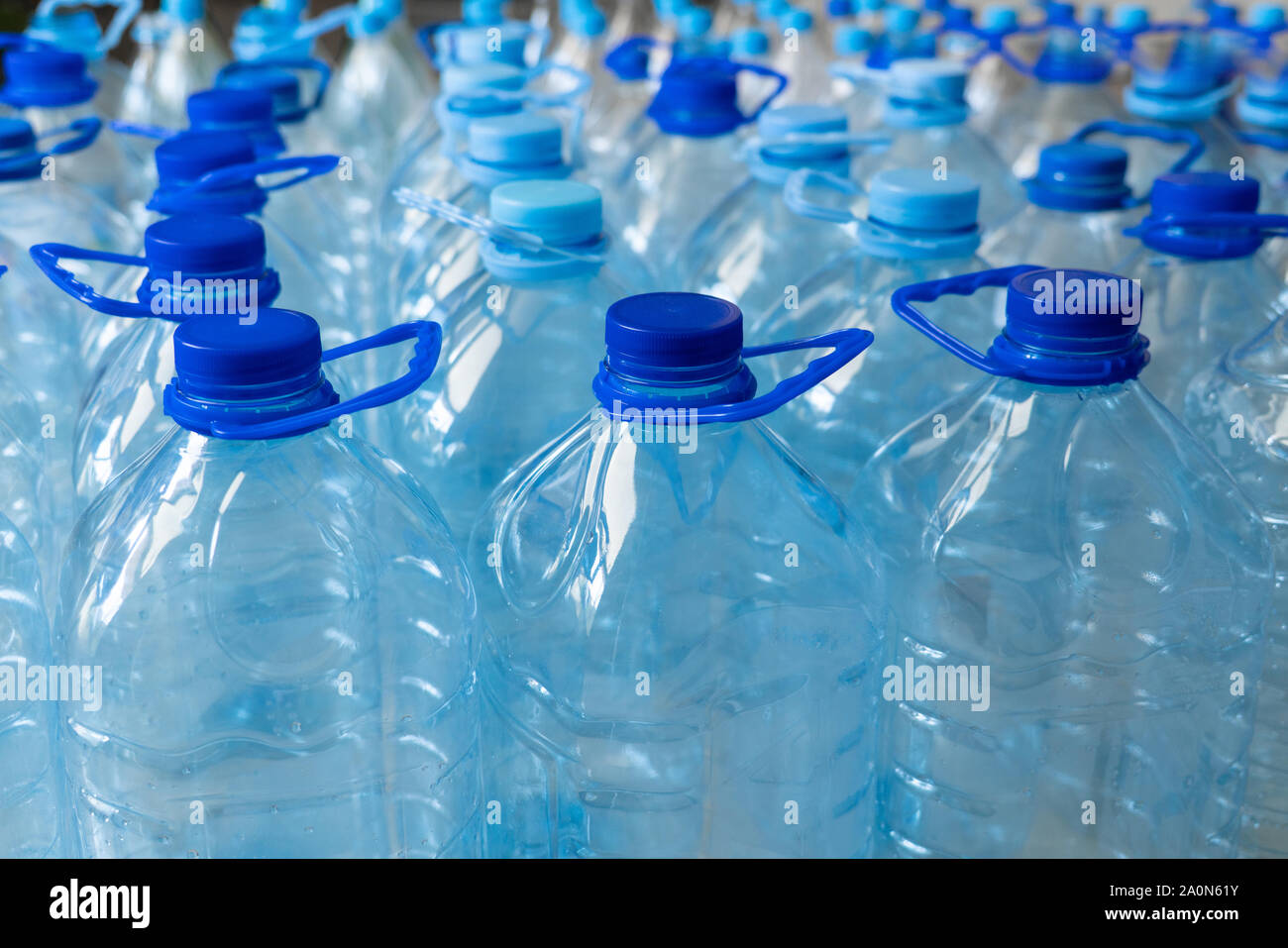 Les bouteilles en plastique vides dans une des lignes. La pollution en plastique Banque D'Images