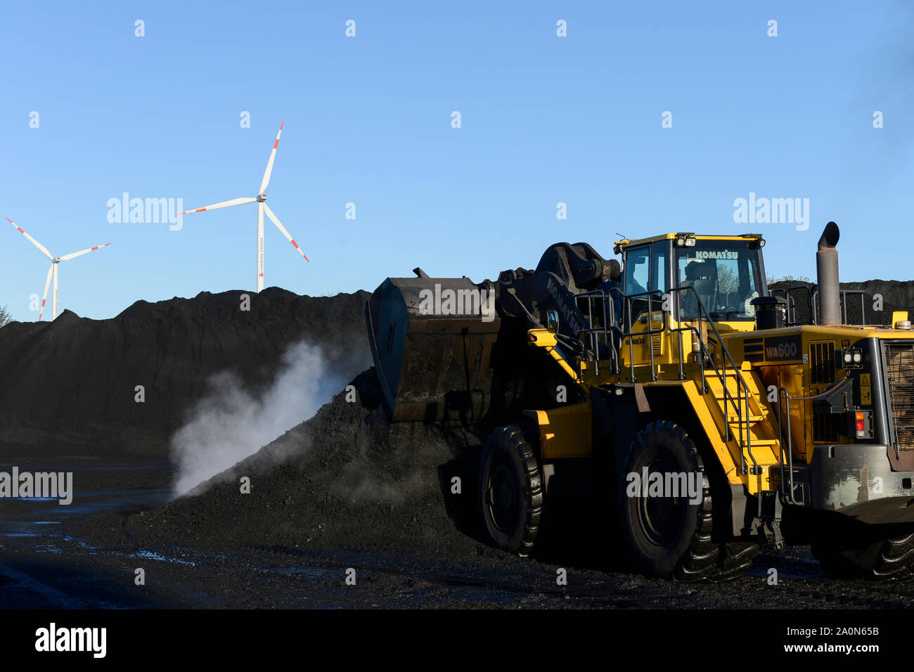 Allemagne, Hambourg, Hansaport importer du charbon et du minerai d'acier et de charbon des centrales électriques, stockage du charbon contraste avec l'éolienne de fournisseur d'électricité municipales Hamburg Energie Banque D'Images