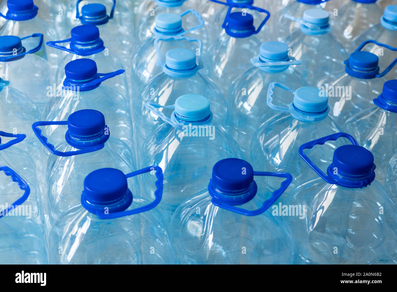 Les bouteilles en plastique vides dans une des lignes. La pollution en plastique Banque D'Images