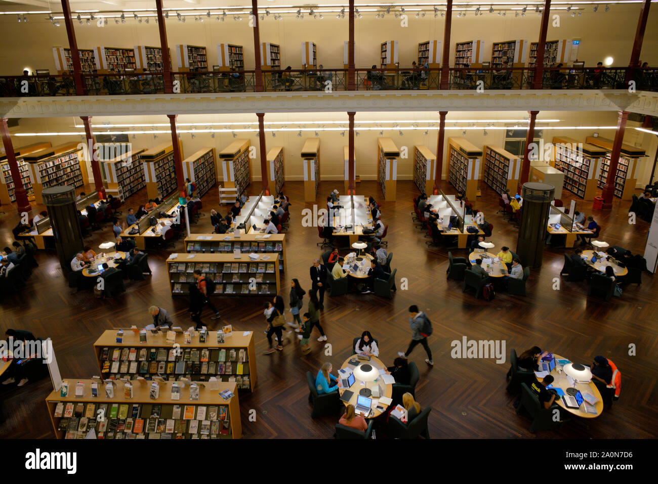 VICTORIA, Melbourne, Australie, en avril 2019, les employés de bibliothèque de l'État Banque D'Images