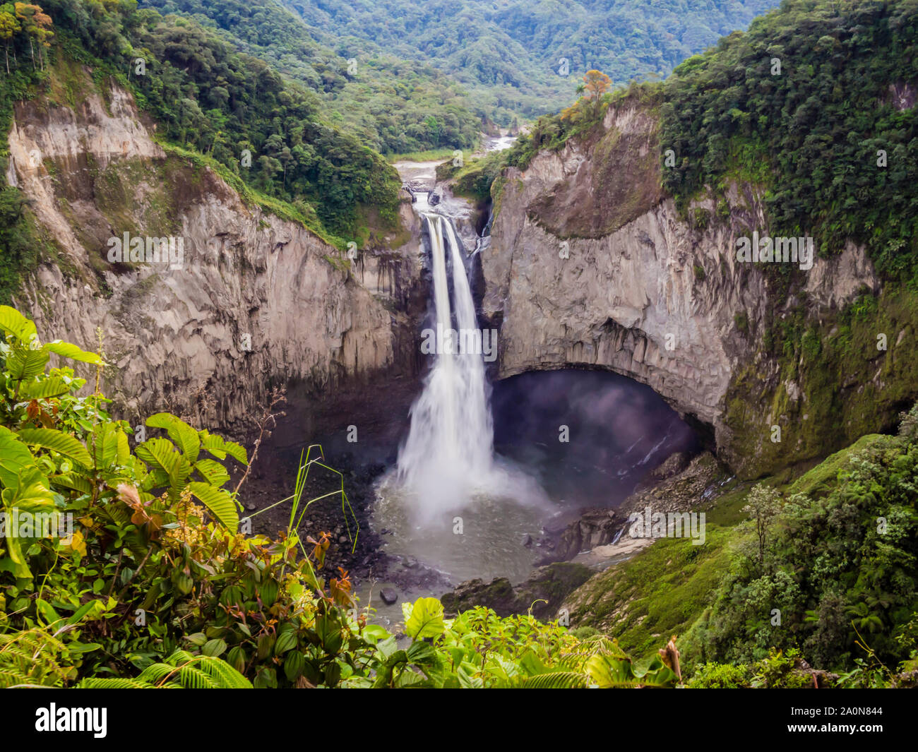 Majestic San Rafael de cascades dans la luxuriante forêt tropicale de l'Amazonie équatorienne Banque D'Images