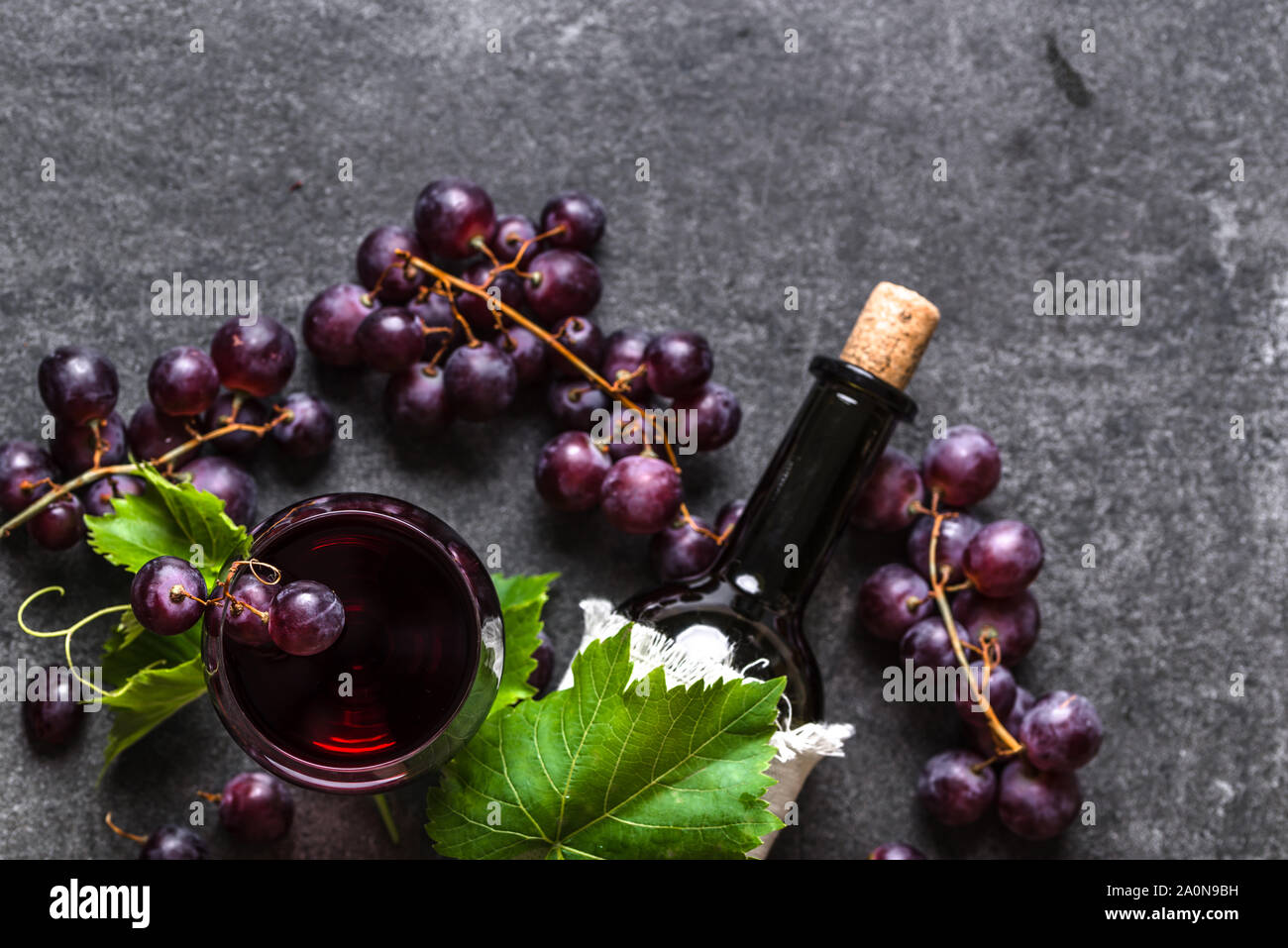 Historique du vin de raisin. Verre à vin rouge et une bouteille avec du liège. Banque D'Images