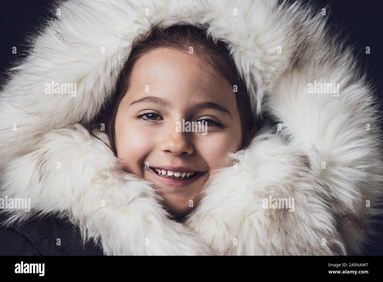 Portrait d'une jeune fille avec un esquimau jacket regardant la caméra Banque D'Images