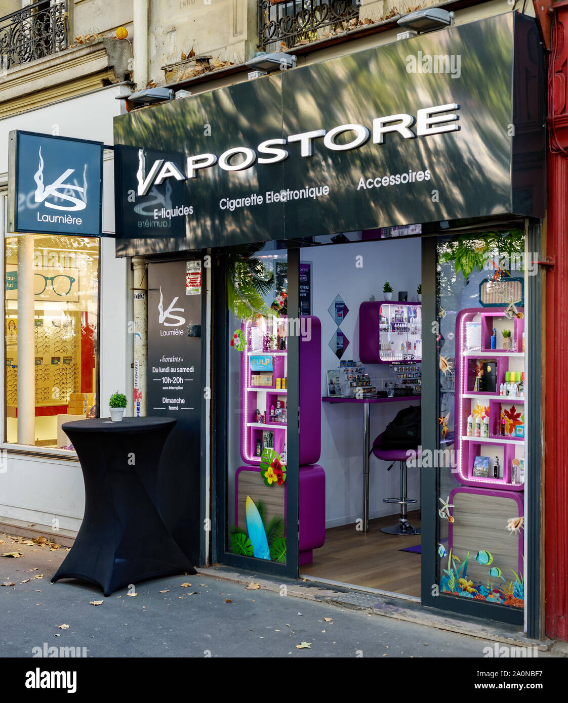 PARIS, FRANCE - 20 septembre 2019 : E-cigarette store encore ouvert dans une rue parisienne alors que de plus en plus de membres sont l'interdiction de ces produits. Banque D'Images