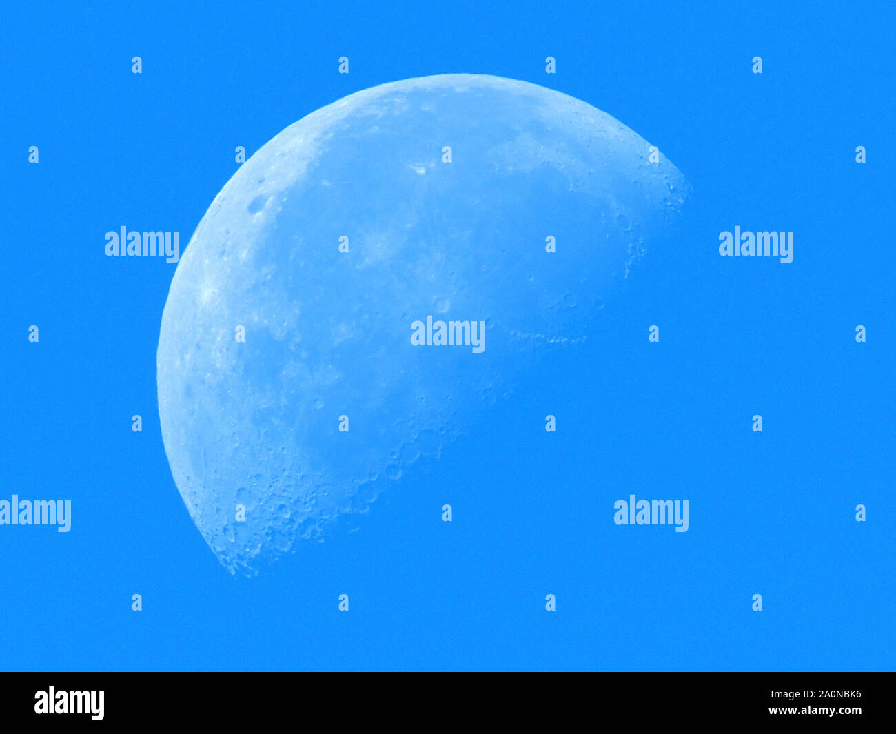 Sheerness, Kent, UK. 21 Septembre, 2019. Météo France : le "troisième trimestre" (également connu sous le nom du dernier trimestre) lune vu ce réglage dans un ciel bleu plus de Sheerness, Kent aujourd'hui. Le troisième quartier de lune, c'est quand l'autre moitié de la Lune est éclairé par rapport au premier trimestre. Credit : James Bell/Alamy Live News Banque D'Images