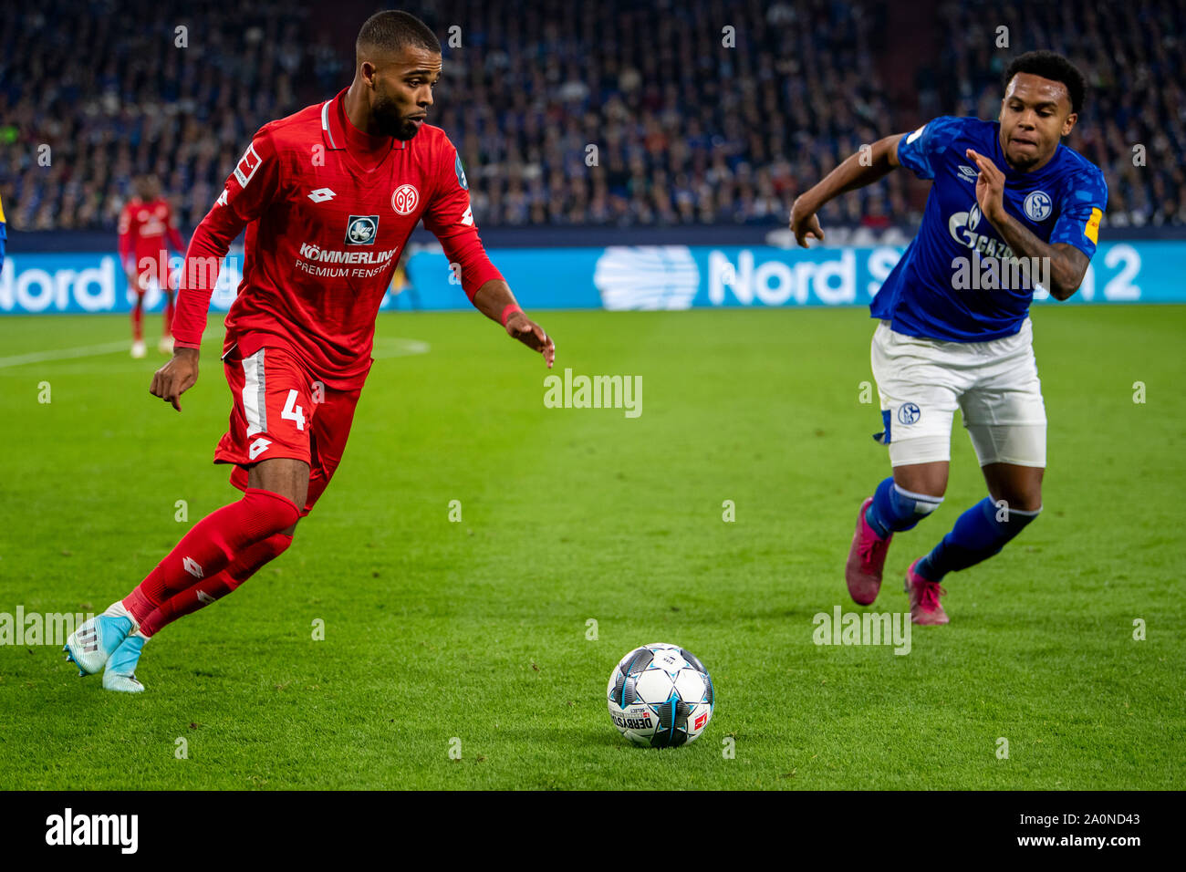 Gelsenkirchen, Allemagne. Sep 20, 2019. Football : 1ère Bundesliga, le FC Schalke 04 - FSV Mainz 05, Journée 5 : Jerry St. Juste von Mainz (à gauche) et Weston Schalkes McKennie lutte pour la balle. Crédit : David Inderlied/DPA - NOTE IMPORTANTE : en conformité avec les exigences de la DFL Deutsche Fußball Liga ou la DFB Deutscher Fußball-Bund, il est interdit d'utiliser ou avoir utilisé des photographies prises dans le stade et/ou la correspondance dans la séquence sous forme d'images et/ou vidéo-comme des séquences de photos./dpa/Alamy Live News Banque D'Images