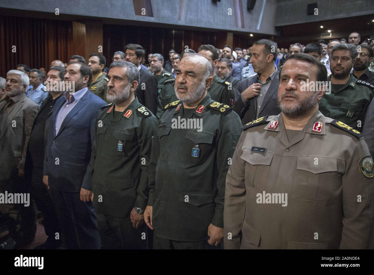 Téhéran, Iran. Sep 21, 2019. Corps des gardiens de la révolution de l'Iran (IRGC) commandant en chef, Hossein Salami (2e R), s'occupe pendant l'inauguration d'une exposition de ce que l'Iran dit sont les États-Unis et d'autres faux-bourdons capturés sur son territoire à la révolution islamique de Téhéran et saints, musée de la Défense à Téhéran. Credit : ZUMA Press, Inc./Alamy Live News Banque D'Images