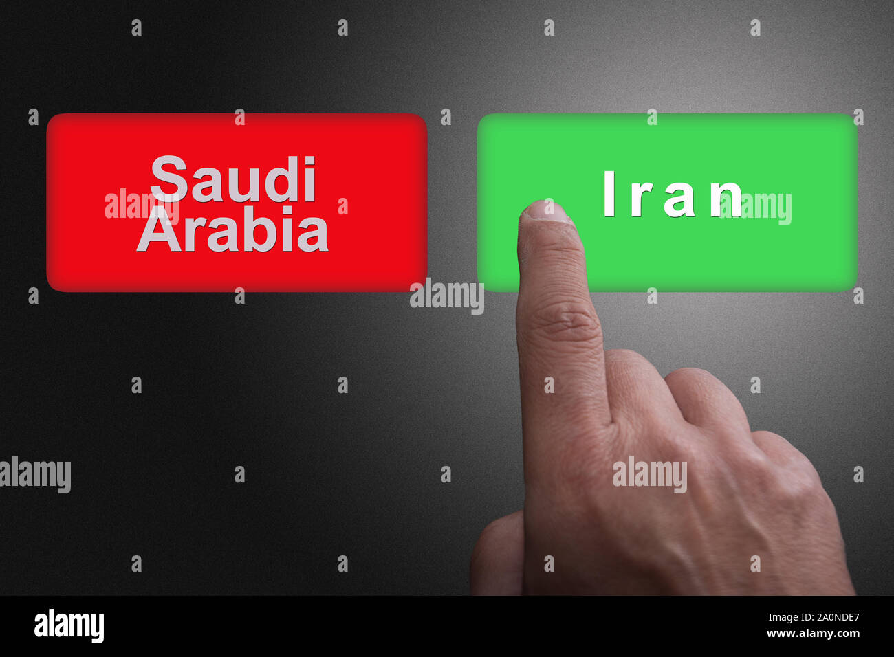 Boutons avec écrit l'Arabie Saoudite et l'Iran et en pointant du doigt, sur un fond de dégradé de gris : Concept d'avoir choisi l'Iran Banque D'Images