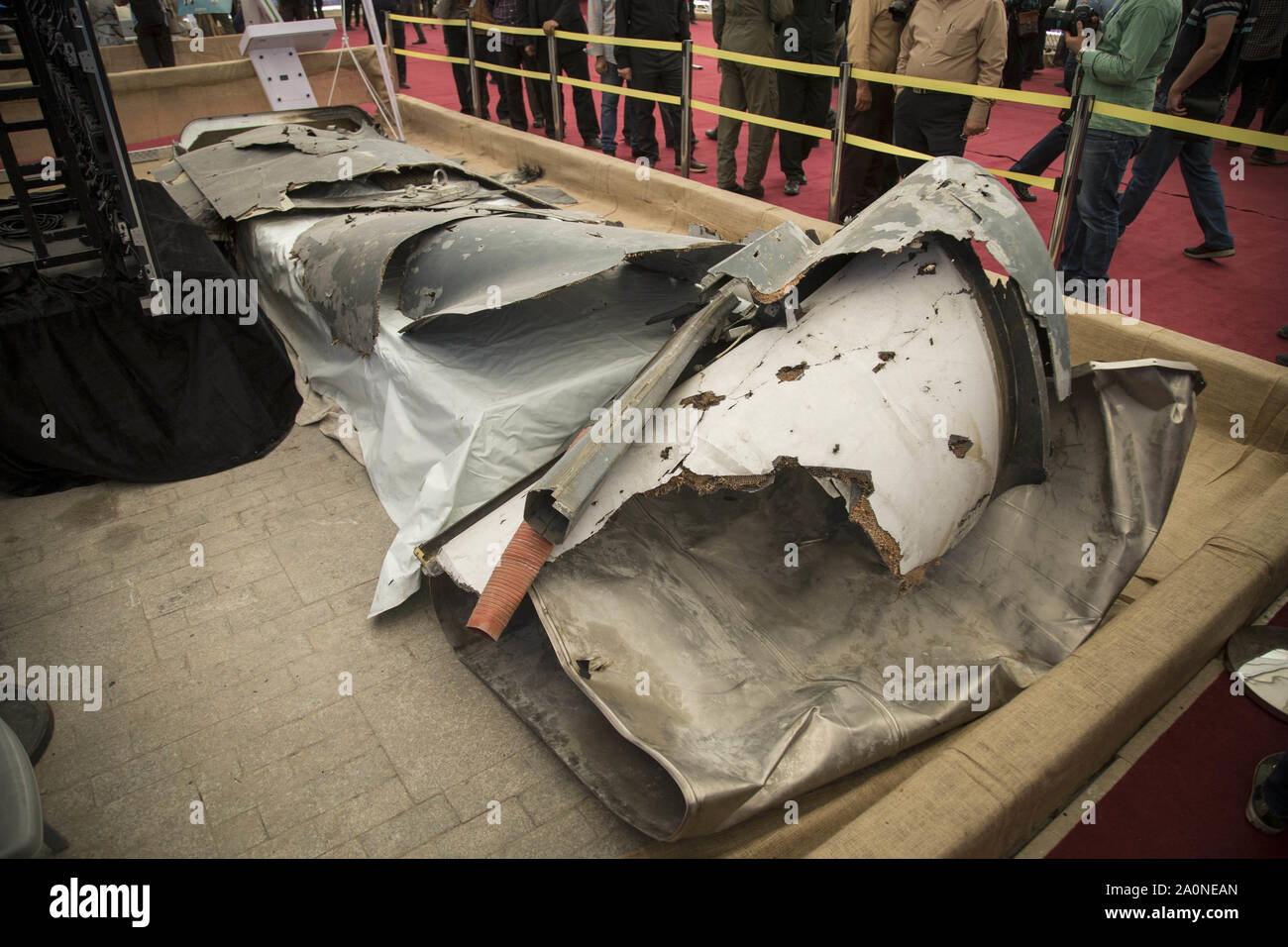 Téhéran, Iran. Sep 21, 2019. L'épave d'une ce que l'Iran a présenté comme un drone américain MQ-4C Hawk qu'il abattu est illustré à la révolution islamique de Téhéran et saints, musée de la Défense lors de l'inauguration d'une exposition de ce que l'Iran dit sont les États-Unis et d'autres faux-bourdons capturés dans son territoire, dans la capitale Téhéran. Credit : ZUMA Press, Inc./Alamy Live News Banque D'Images