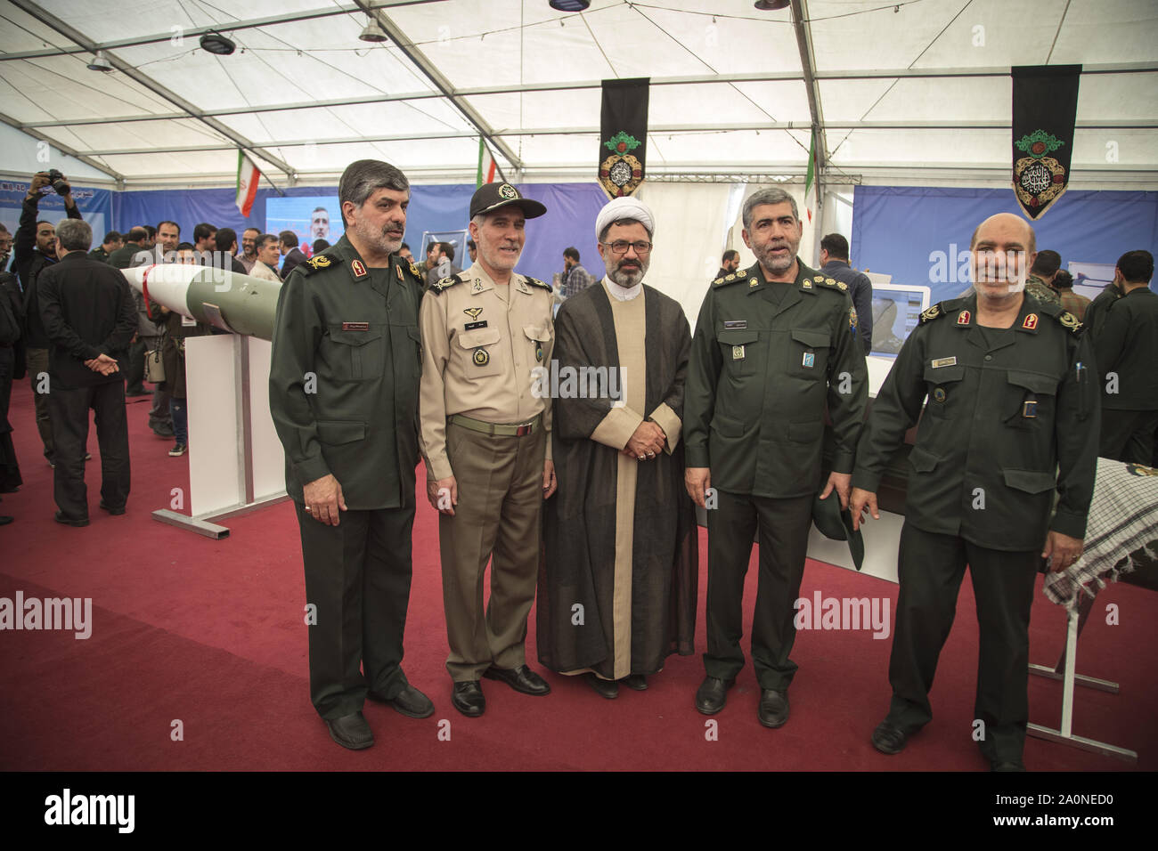 Téhéran, Iran. Sep 21, 2019. Les visiteurs se réunissent autour d'un missile du 3 Khordad-système antimissile, la révolution islamique à Téhéran et saints, musée de la Défense lors de l'inauguration d'une exposition de ce que l'Iran dit sont les États-Unis et d'autres faux-bourdons capturés dans son territoire, dans la capitale iranienne Téhéran. Credit : ZUMA Press, Inc./Alamy Live News Banque D'Images